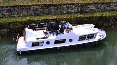Bateau croisière "Elza" sur le canal de Bourgogne