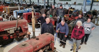 Ferme du tracteur et matériel agricole anciens