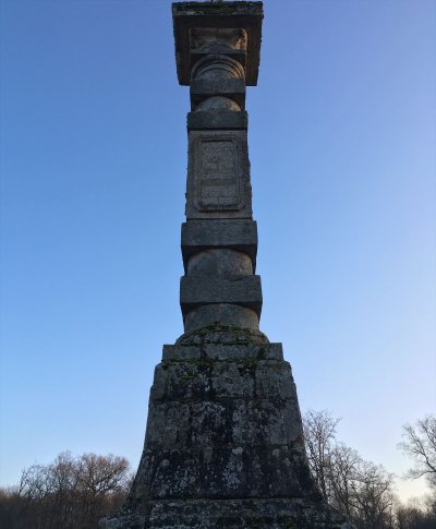 Colonne de grès et pyramide du carrefour de l'étoile