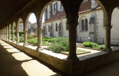 Cloître et jardin médiévaux de Donnemarie-Dontilly