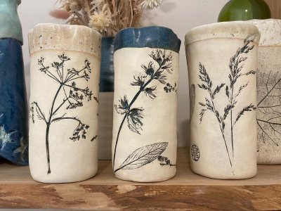 Poterie les mains et la terre