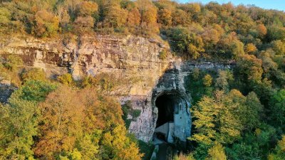 Balade à pied sur le toit des grottes de la Balme par les coteaux de Saint-Roch