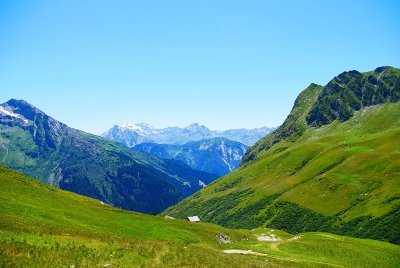 Le Lac de la Vélière et l'alpage de la Chiaupe