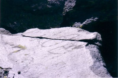 Pierres gravées et pierres à cupules