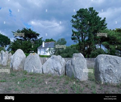 CROMLECH (ALIGNEMENT DE MONOLITHES VERTICAUX)