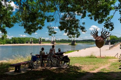 Balade intra-muros à Montjean-sur-Loire : son patrimoine industriel et fluvial et ses sculptures monumentales