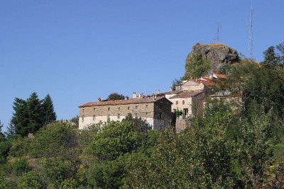 Roquedur, des jardins aux pieds de l'antique forteresse