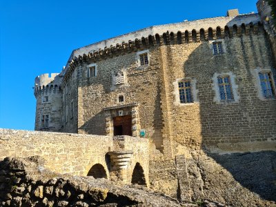 De silhouettes en silhouettes : Du Château au Village