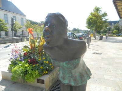 « La jeune fille qui donne un baiser »