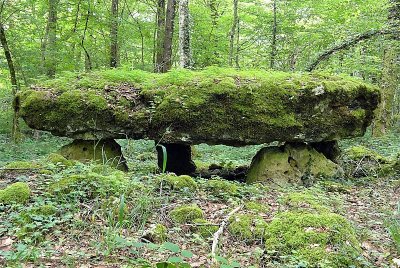 DOLMEN DU BOIS DE LA GRANDE-BAY