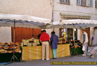 Petit marché provençal du dimanche matin