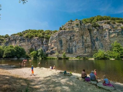 Baignade du Vieux Chêne à Montvalent dans la rivière Dordogne