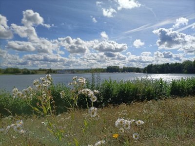 Les Étangs, les canaux et les bornes