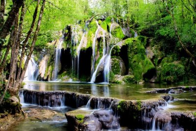 Reculée des Planches et cascade des Tufs