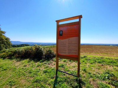 Puy des Fayes et stèle Marcelle Delpastre
