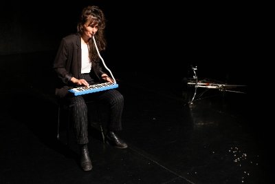 LOLA ET DINO DANS LA FOULE