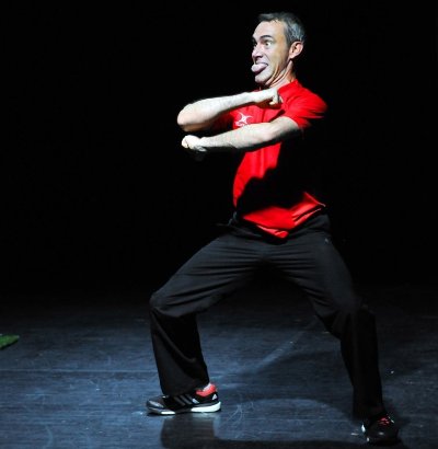 THÉÂTRE : " AU DESSUS DE LA MÉLÉE"