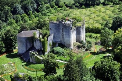 La Forteresse Médiévale de Montaigu-le-Blin et ses symboles laisse place aux bénévoles