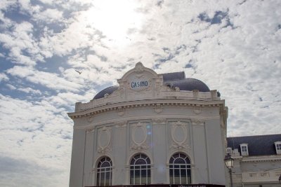 Les Étonnants Patrimoines : Mystère sur le tournage - Enquête à Trouville