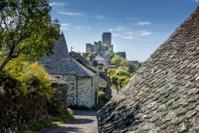 Visitez le village de Valon, suspendu dans les gorges de la Truyère