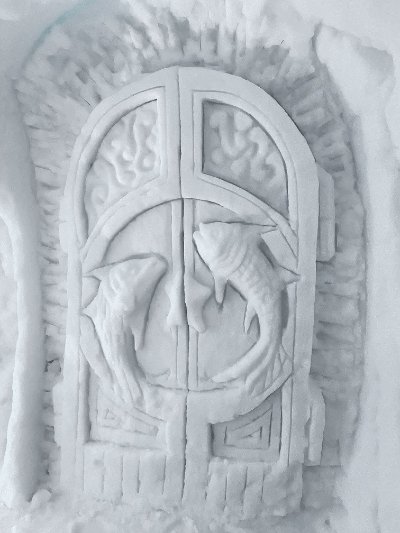 Sculpture sur neige - grotte de glace