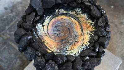 De la terre jaillit la lumière.