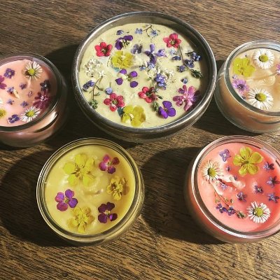 Fabrication de bougies florales en partie recyclées