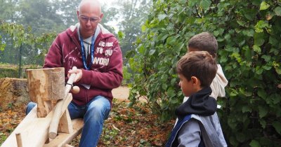 Club bois : l'atelier des jeunes sculpteurs en herbe