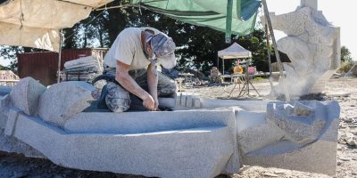 Chantiers de sculptures à la Vallée des Saints : chantier N° 1