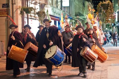 Lei Fieloua animent les rues de Jonquières