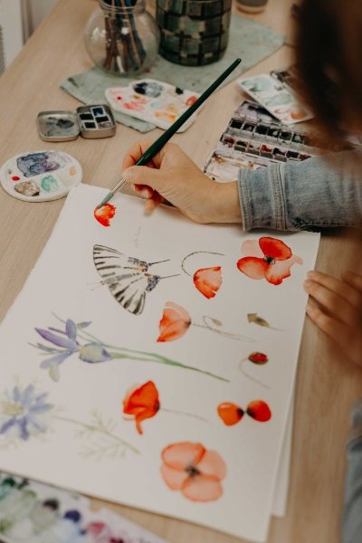 Peindre les fleurs à l'aquarelle