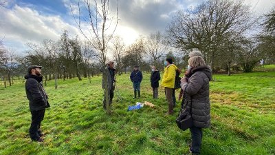 Yoga sous les poiriers en fleurs