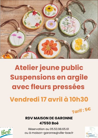 Atelier de suspensions en argile avec fleurs pressées