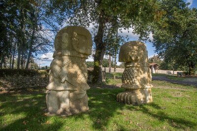 La Forêt d'Art Contemporain : Saint Georges et son dragon de compagnie, œuvre n°22