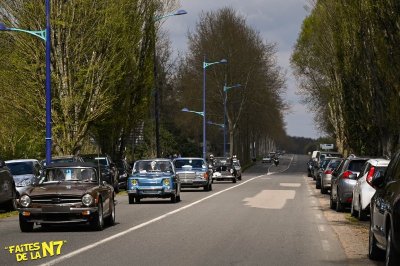 Faites de la N7 : traversée de véhicules anciens (par le Nord)