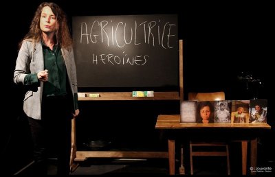 Saison Culturelle > Fermaculture - Théâtre d'objet et documentaire "Héroïnes - On t'a vu sur la pointe"