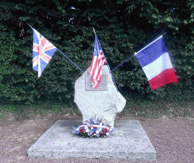 Cérémonie à l'aérostèle du A4 de La Cambe