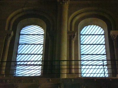 Conques - Visite guidée   Les vitraux de Soulages