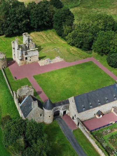 EXPOSITION AU CHATEAU DE MONTFORT