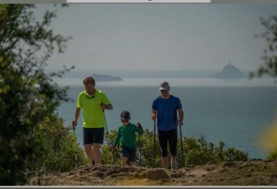 Le Mont Saint-Michel autrement : testez les bâtons dynamique BungyPump pour une marche active et ludique