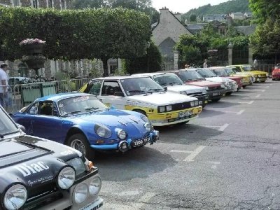 Montée de véhicules historiques à Saint Geniez d'Olt