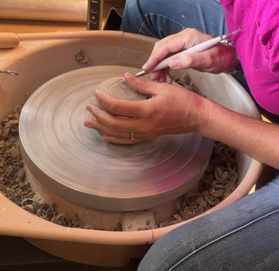 Stage de poterie jeunesse : tour de potier