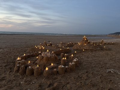 Châteaux de sable au crépuscule