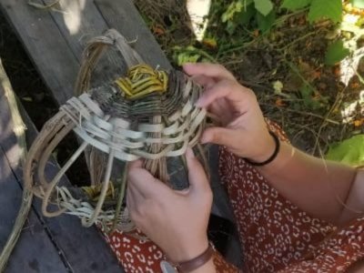Atelier adulte vannerie sauvage en ronce et en jonc, à la Cueillette de l'Aragnon