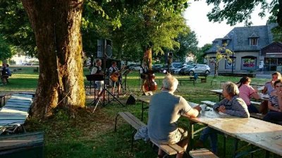 Le p'tit marché nocturne à Thérondels - en musique avec le groupe les marchands d'cailloux