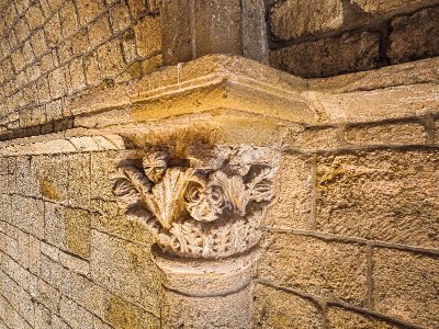 SCULPTURES ET CHAPITEAUX DE PIN, DU MONASTIER ET CHIRAC : UNE HISTOIRE CHARGÉE DE SYMBOLES