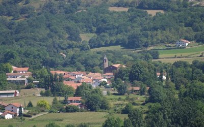 Fêtes de village : messe, danses basque, pelote basque, pintxos, concours de chant et talos