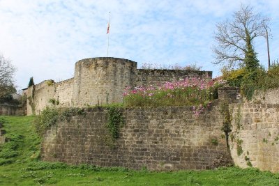 Ancienne forteresse médiévale de Dun le chastel - chemin des remparts