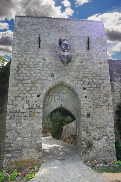 Les remparts et la porte fortifiée de la Caussade