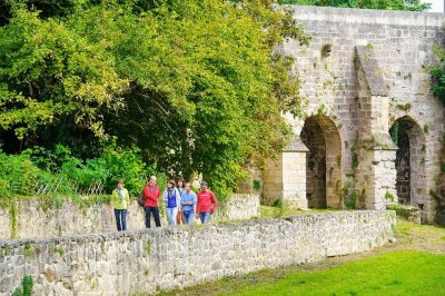 Cité médiévale, chemin de ronde et portes fortifiées de Coucy-le-Château